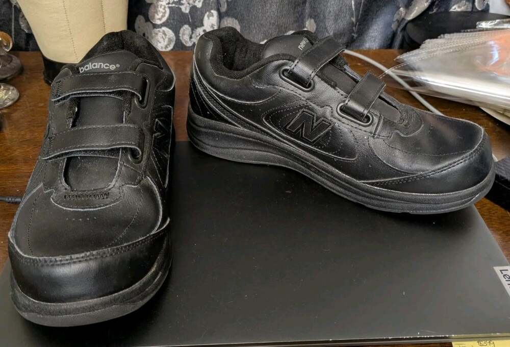 NEW BALANCE 577 BLACK LEATHER Hook Loop Walking Sneakers Sz 9 2E Extra Wide - Picture 1 of 10
